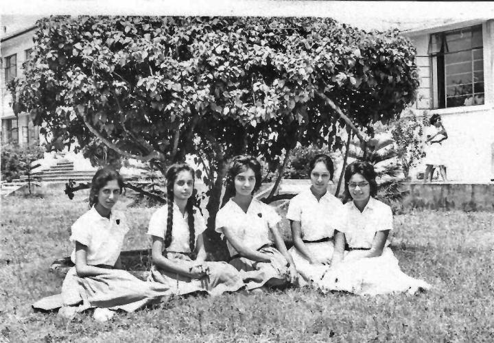 Nurjehan Mawani (à gauche) avec ses camarades de classe à l’école secondaire Aga Khan à Mombasa, Kenya en 1963. Crédit : Offert à titre gracieux par Nurjehan Mawani.
