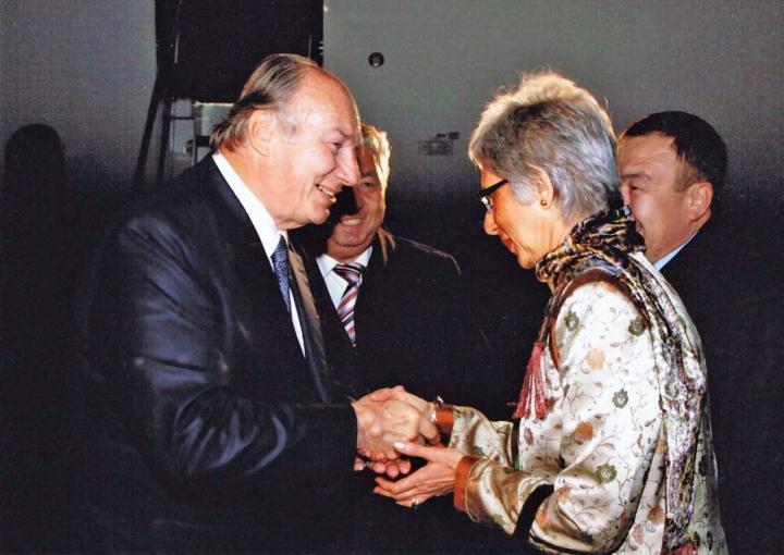 Mme Mawani reçoit Son Altesse l’Aga Khan à Bishkek au Kyrgystan, lors de sa visite de l’Asie centrale pour célébrer son jubilé d’or en novembre 2008. Crédit : Offert à titre gracieux par Nurjehan Mawani.